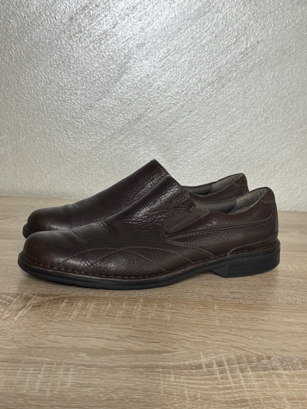 Clarks Valby men's size 10W brown leather slip-on loafers